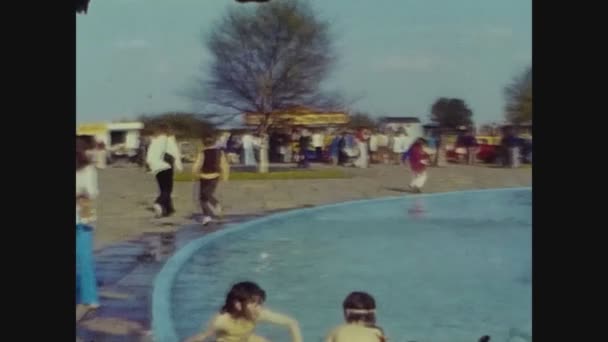 Royaume Uni Juin 1965 Les Enfants Jouent Aux Jeux Parc — Video