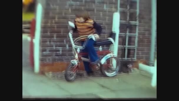 英国1965年6月 60年代骑自行车的儿童 — 图库视频影像