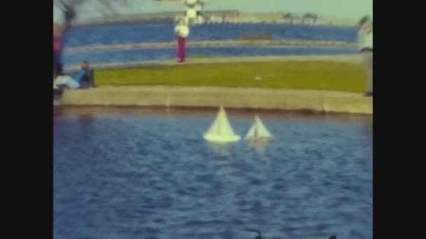 Ηνωμενο Βασιλειο Ιουνιοσ 1965 Παιδί Παίζει Λίγο Βάρκα Στη Λίμνη — Αρχείο Βίντεο