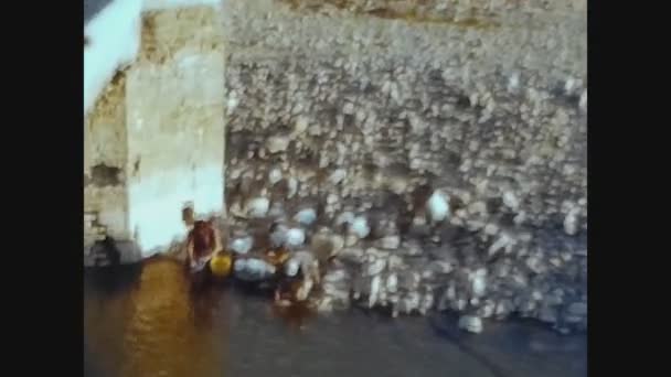 Cilia Jaca Spain May 1968 Women Wash Clothes River — ストック動画
