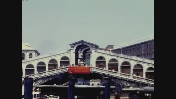 Venice Talya 1969 Larda Rialto Köprüsü Sahnesi — Stok video