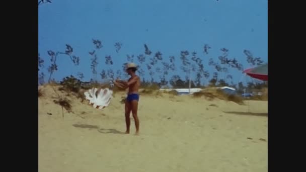 Venice Italy June 1969 Man Fly Kite Beach — Vídeo de Stock