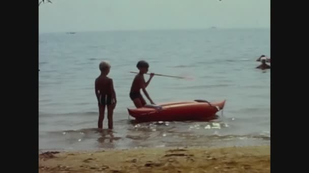 Venice Italy June 1969 Children Canoe Oars Beach — Stockvideo