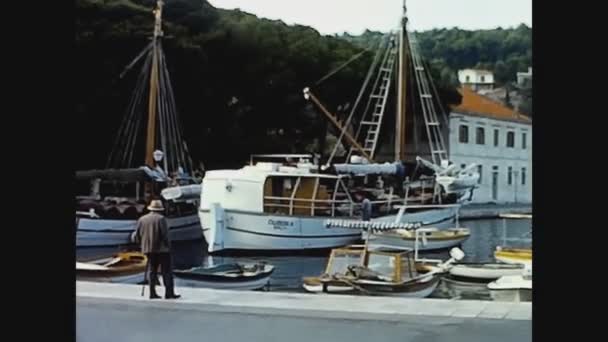 ダルマチア クロアチア ジューン1976年6月 70年代のHvar Port Scene View — ストック動画