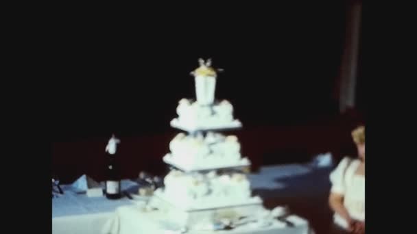 Londen Verenigd Koninkrijk April 1985 Bruidstaart Snijden Moment Jaren — Stockvideo