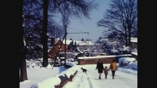 1968年12月 联合王国 斯科特兰 60年代冬季雪村人们街上的场景 — 图库视频影像