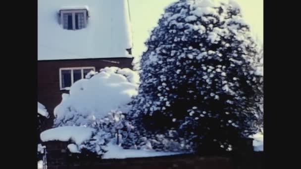 Escolandia Reino Unido Diciembre 1968 Casa Sumergida Nieve Los Años — Vídeo de stock