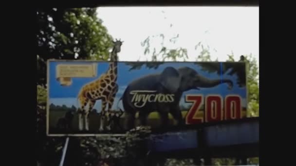 1960年5月20日 大不列颠及北爱尔兰联合王国 20世纪60年代Twycross动物园的入口标志 — 图库视频影像