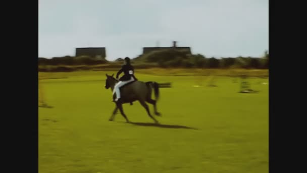 Londres Reino Unido Maio 1970 Cavalos Cavalgando Curso Obstáculos Nos — Vídeo de Stock