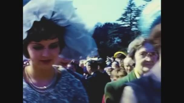 SUSSEX, SPOJENÉ KRÁLOVSTVÍ KVĚTEN 1969: Dav lidí vychází z kostela po oslavě v 60. letech