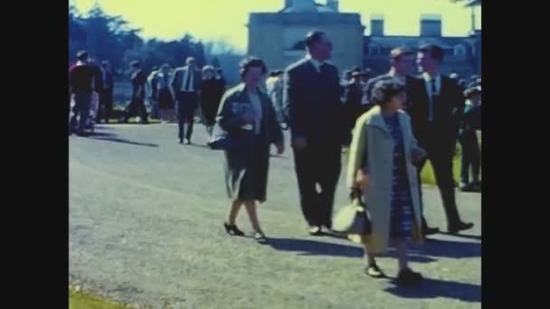 イギリス スクセックス1969年5月 60年代の祝賀の後 教会から大勢の人が出てくる — ストック動画