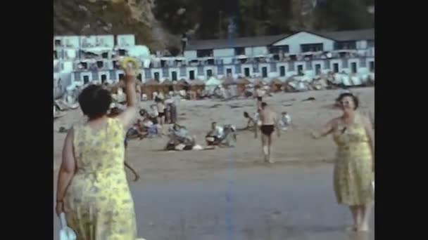 Newquay Regno Unito Maggio 1970 Tolcarne Beach Scena Anni — Video Stock