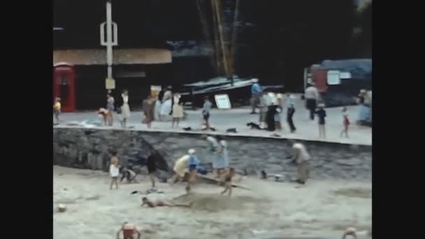 1970年 昭和45年 5月イギリス ニューカイ 70年代のトールカーン ビーチ シーン — ストック動画