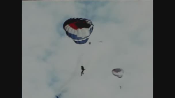 Wernervale Reino Unido Junio 1969 Paracaídas Desciende Del Cielo Los — Vídeos de Stock