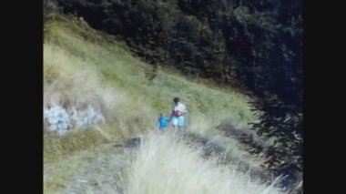 OLBIA, İTALYA 1972: 70 'lerde anne ve bebek kırsalda yürüyorlar