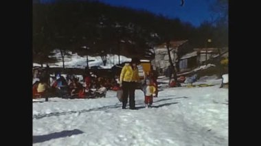 DOLOMITES, İTALYA 1972: 60 'larda karda tatilde olan çocuk