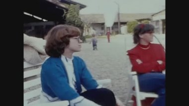 OLBIA, İtalya 1972: İnsanlar 70 'li yıllarda avluda gevşeyip sohbet ediyorlar