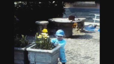 PAVIA, ITALY 21 NİSAN 1969: 60 'larda bebek portresi aile anıları