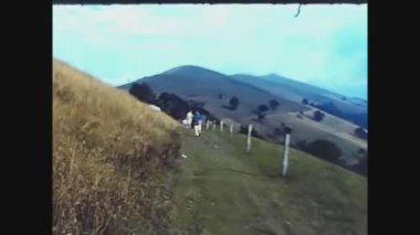 PAVIA, İTALYA 21 NİSAN 1969: 60 'larda baba ve bebek kırsalda yürüyor