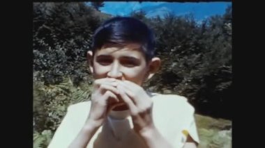PRABELLO, İTALYA 1963: 60 'larda çocuk sağlıklı besleniyor