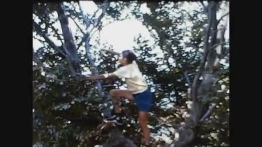 PRABELLO, İTALYA 1963: 60 'larda küçük bir çocuk ağaca tırmandı