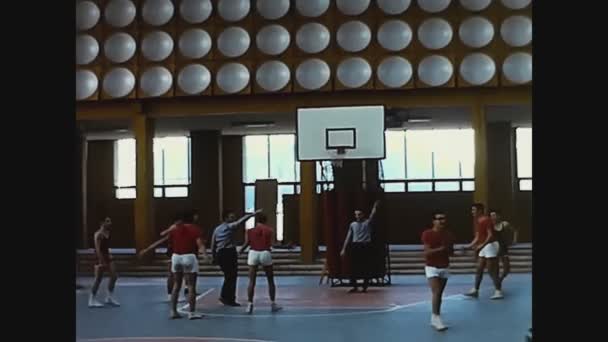Pavia イタリア1969年9月 学校バスケットボール試合In — ストック動画