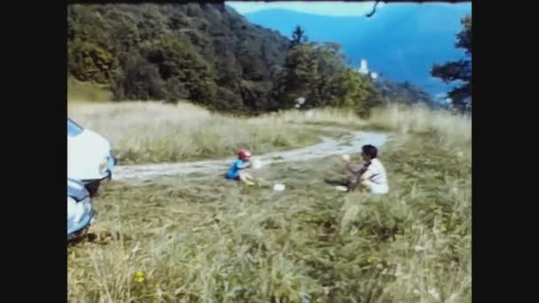 Olbia Italy August 1972 Мама Ребенок Играют Лугу — стоковое видео