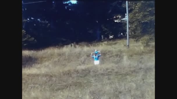 Olbia Itália Agosto 1972 Porquinho Infantil Volta Com Pai Prado — Vídeo de Stock