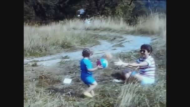 1972年 昭和47年 8月イタリア オリビア 70年代の草地での母と子の遊び — ストック動画