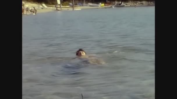 Olbie Itálie August 1972 Člověk Koupe Moři Letech — Stock video
