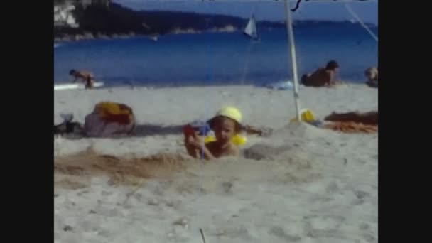 Olbia Italy Augeight 1972 아이들 해변에서 있습니다 — 비디오