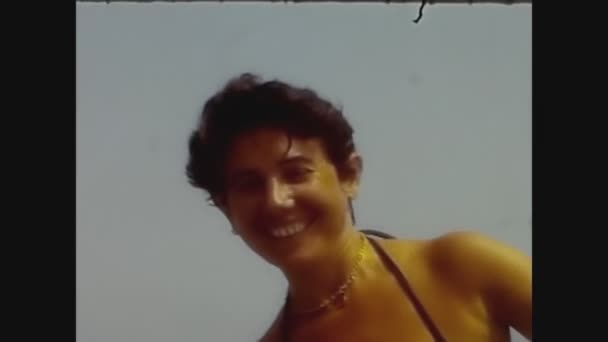 Olbia Itálie August 1972 Žena Moře Usmívá Zblízka Letech — Stock video