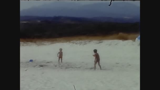 Ολβια Ιταλια Αυγουστοσ 1972 Παιδιά Παίζουν Στην Παραλία Για Διακοπές — Αρχείο Βίντεο