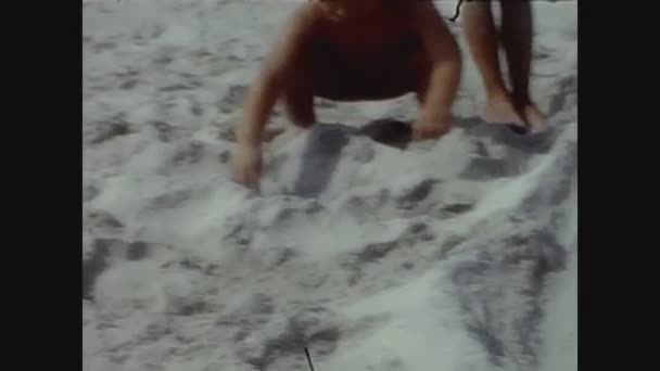 Olbie Italie Août 1972 Les Enfants Jouent Plage Vacances Dans — Video