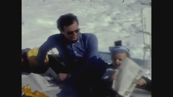 Dolomiti Italia Agosto 1972 Bambino Papà Richiudono Ricordi Famiglia Negli — Video Stock