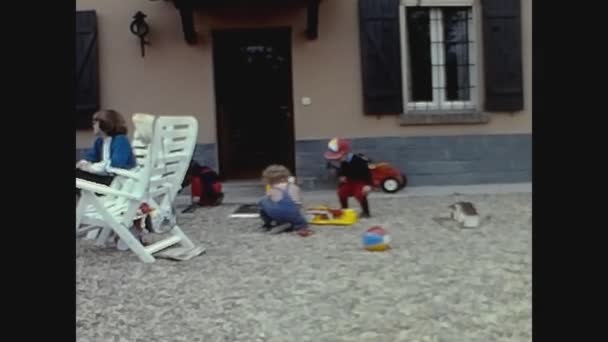 Olbia Itália Agosto 1972 Crianças Brincam Brinquedos Quintal Nos Anos — Vídeo de Stock