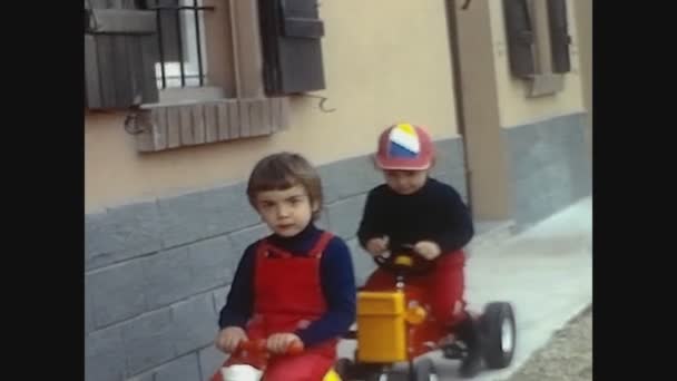 Olbia Italia Agosto 1972 Los Niños Juegan Tractor Pedales Los — Vídeos de Stock