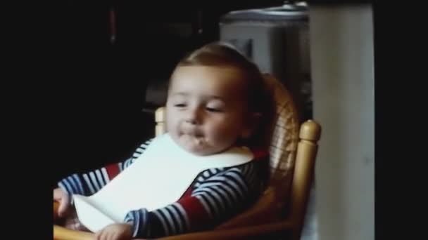 Παβια Ιταλια Απριλιου 1969 Ταΐστε Μωρό Στην Υπερυψωμένη Καρέκλα Της — Αρχείο Βίντεο