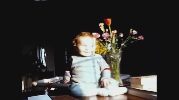 Pavia Itália Abril 1969 Baby Portrait Family Memories — Vídeo de Stock