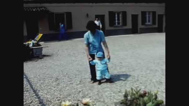 Pavia Italia Aprile 1969 Mamma Aiuta Bambino Con Suoi Primi — Video Stock