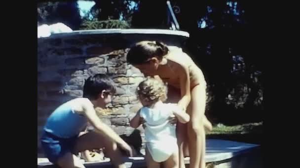 Pawia Włochy Kwietnia 1969 Dziecko Dziewczynki Bawią Się Ogrodzie Latach — Wideo stockowe