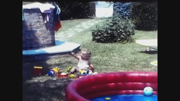 Павия Италия Апреля 1969 Младенец Играет Игрушками Умывальнике — стоковое видео