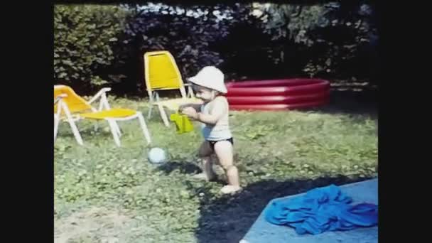 1969年4月21日 意大利帕维亚 60年代 婴儿在草坪上散步和摔倒 — 图库视频影像