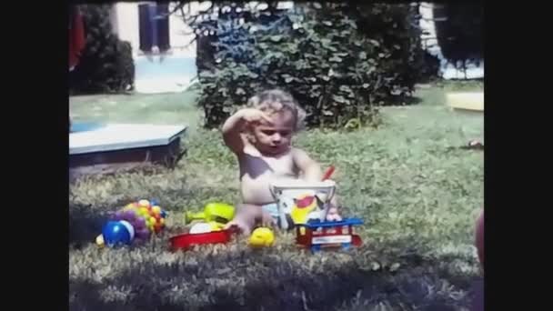 Pavia Itália Abril 1969 Bebê Brinca Com Brinquedos Gramado Nos — Vídeo de Stock