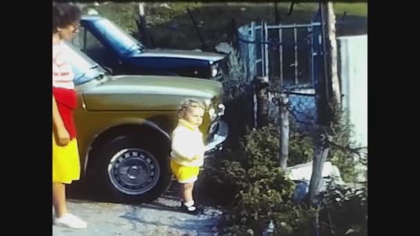 Павія Італія Квітня 1969 Батько Немовлям Гуляють Сільській Місцевості — стокове відео