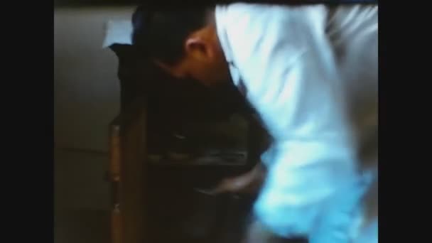 Prabello Italië Juli 1963 Man Kleedt Zich Aan Het Huis — Stockvideo