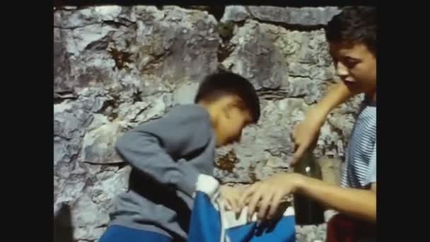 Prabello Talya 1963 Erkekler Yıllarda Piknik Çantasını Hazırlar — Stok video