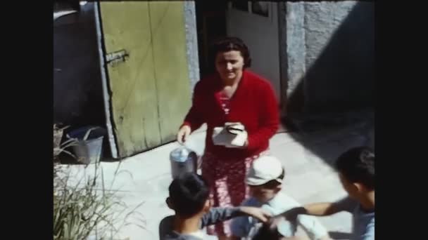 Prabello Italijuli 1963 Pojkar Förbereder Picknickpåsen Talet — Stockvideo