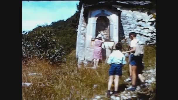 Prabello Italia Julio 1963 Orando Altar Cristo Aire Libre Los — Vídeo de stock