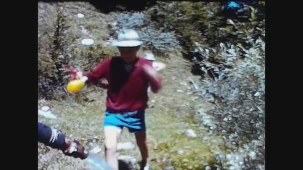 Prabello Włochy Lipiec 1963 Chłopcy Piją Górskiego Źródła Latach Tych — Wideo stockowe